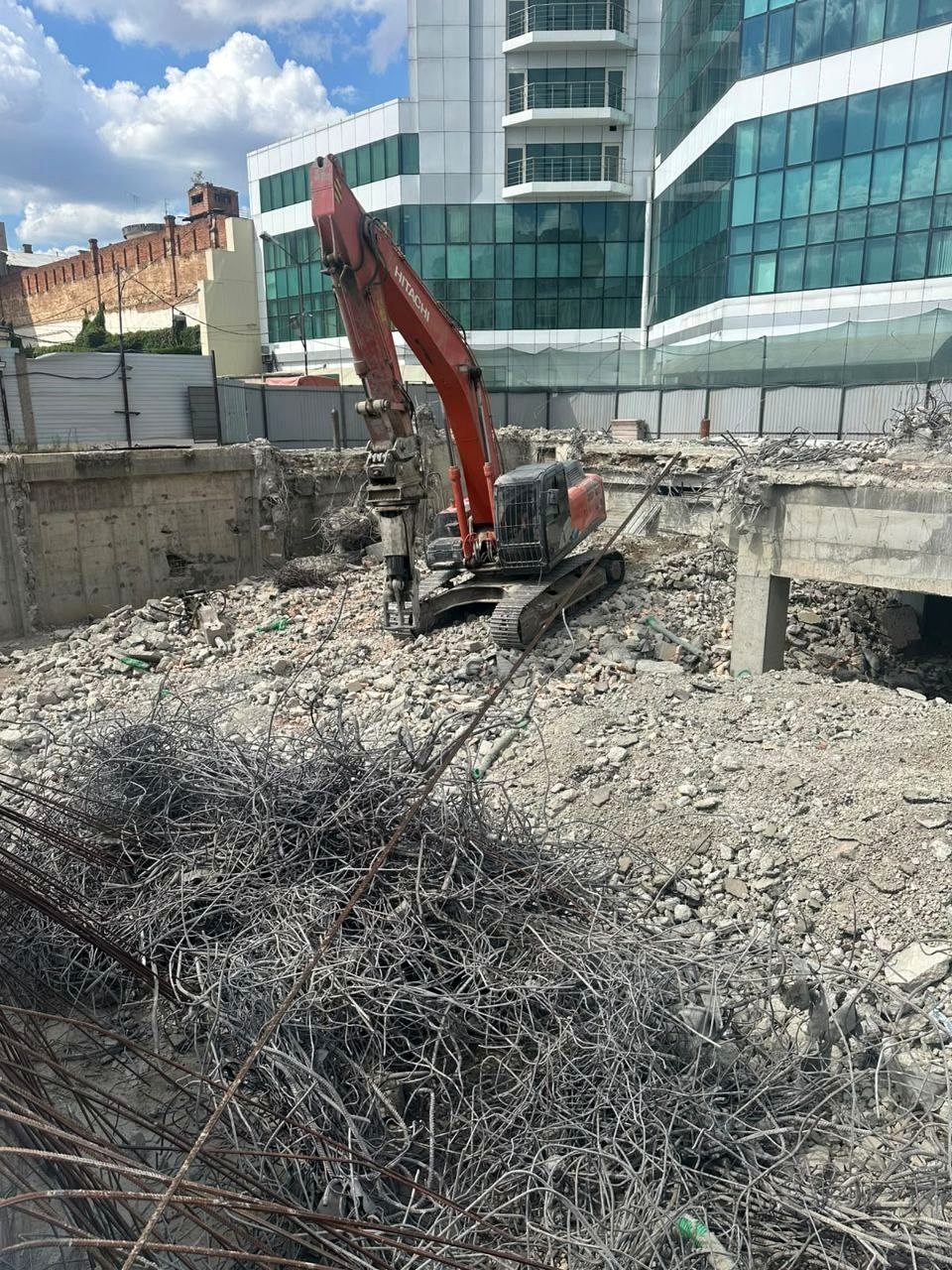 Гидромолот на экскаваторе выполняет демонтаж